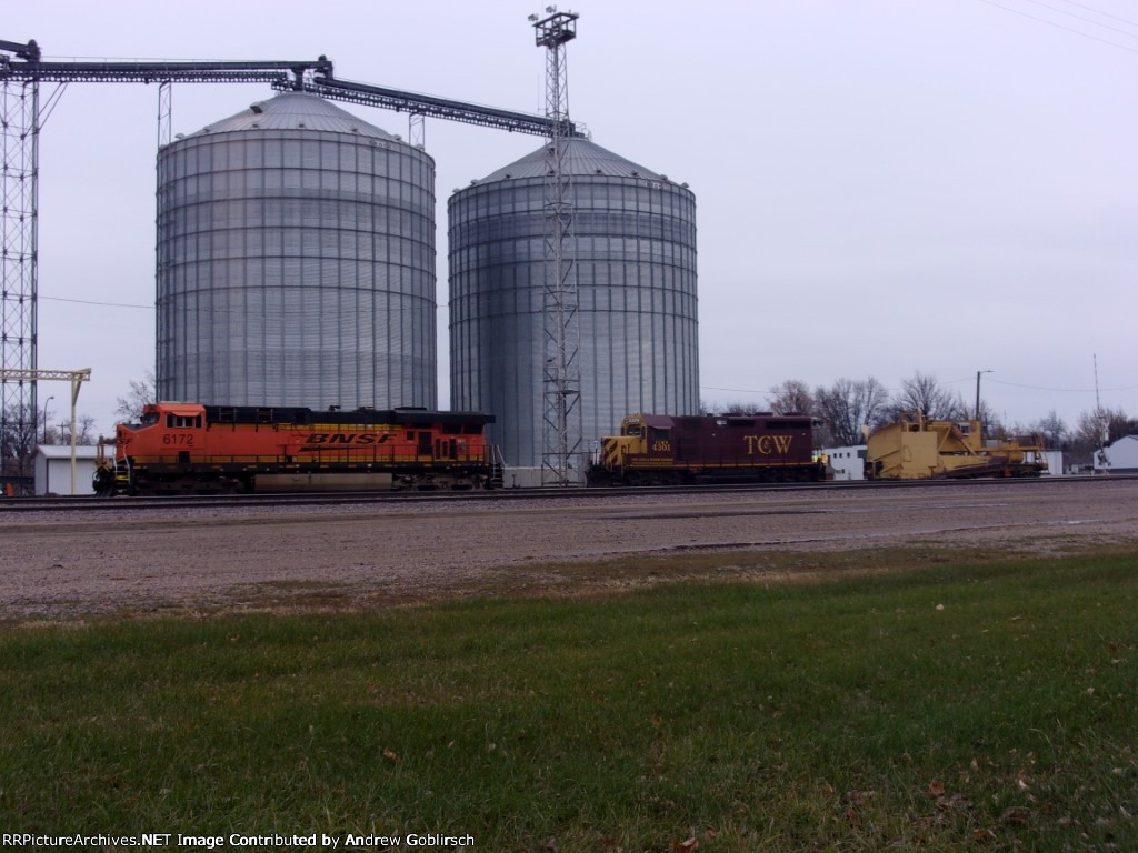 BNSF 6172, TC&W 4301 + RRV&W 104